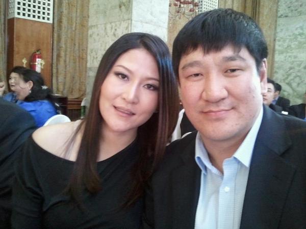 Жүжигчин М.Баярмагнай  эхнэртээ  гал улаан машин бэлэглэжээ